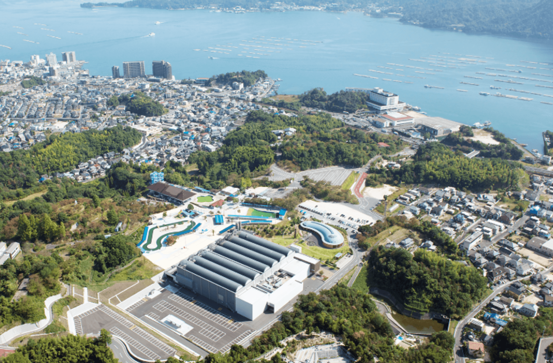 大野工場・ちゅーピーパーク全景（対岸は宮島）